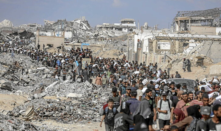 Miles de palestinos regresan a donde sus familias con la poca ayuda humanitaria a la que han podido acceder.