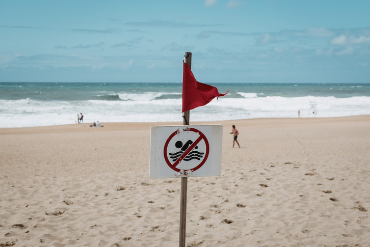 Uda hasieratik hondartza askotan debekatu dute bainatzea.