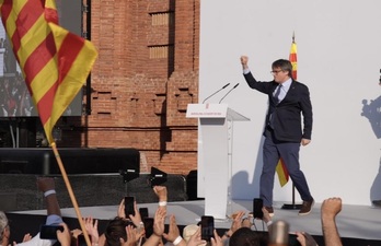 Puigdemont, hace un año en Barcelona antes de escabullirse de nuevo entre la multitud.