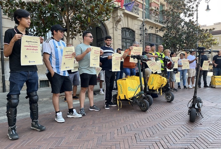 Concentración de trabajadores de Glovo en Iruñea protestando contra el aplazamiento de las elecciones sindicales previstas para este viernes.