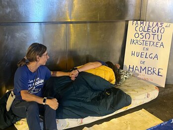 Acampada de padres y madres de Osotu Lanbarri en la sede del Gobierno de Lakua en Bilbo.