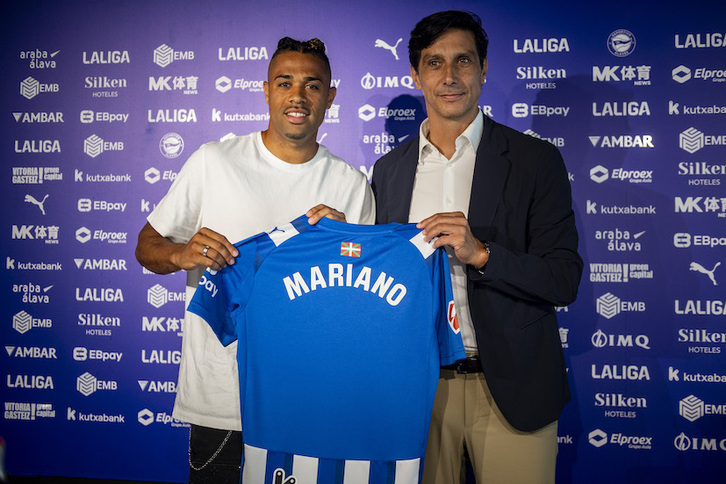 Mariano Díaz posa con el director deportivo del Alavés Sergio Fernández.