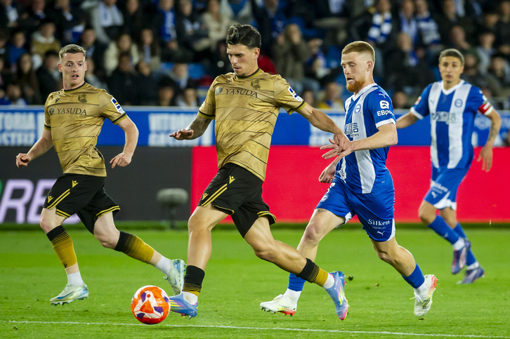 El cambio de posición de Sergio Gómez ha puesto en riesgo la continuidad de Javi López.