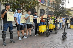 Concentración de trabajadores de Glovo en Iruñea contra el aplazamiento de las elecciones sindicales.