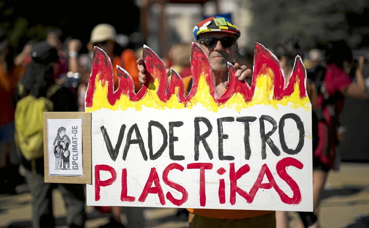 Un hombre protesta frente al edificio en el que se llevan a cabo las negociaciones en Ginebra.