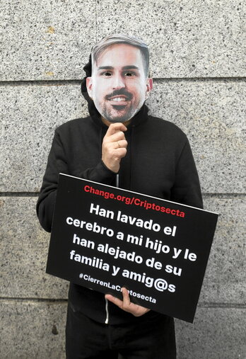 Protesta de la RedUne para prohibir un evento de IMarkets Live, con el rosrro de un cabecilla.