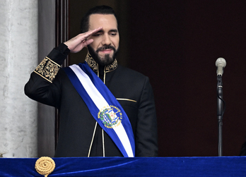 El presidente de El Salvador, Nayib Bukele, saluda durante el desfile militar tras tomar posesión de su cargo en el Palacio Nacional, en el centro de San Salvador, el 1 de junio de 2024.