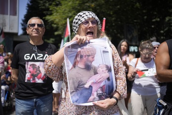 Elkartaratzean parte hartu duen emakume bat.