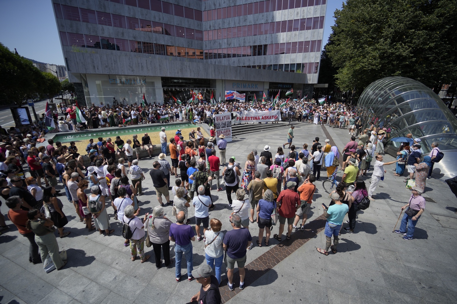 Elkartaratzearen une bat, Bilboko Plaza Biribilean. (Aritz LOIOLA / FOKU)