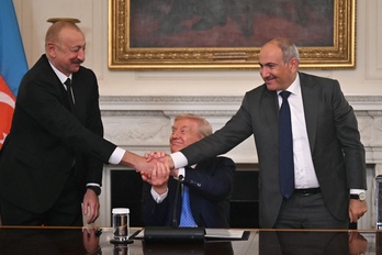 El presidente azerí (izda.) estrecha la mano de su homólogo armenio.