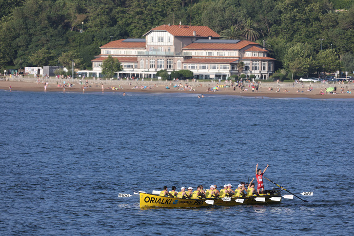 Orioko arraunlariak, aurreko garaipen bat ospatzen.