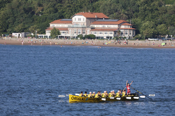 Orioko arraunlariak, aurreko garaipen bat ospatzen.