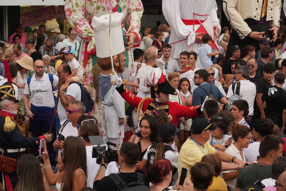 Erraldoiak eta buruhandiak, batera eta bestera Alderdi Ederren.