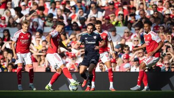 Lekue, rodeado de jugadores del Arsenal, con Martín Zubimendi con el balón.