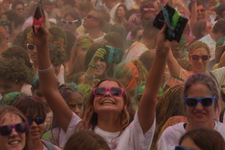 ‘Holi fest’ kainokadaren ostean Bulebarrean.