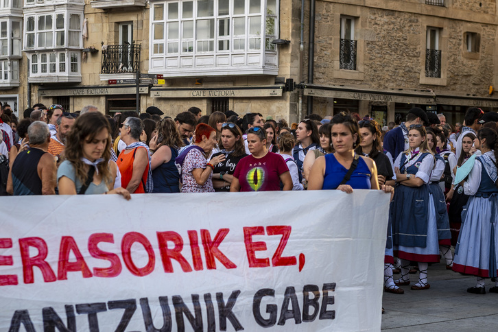 ‘Erasorik ez erantzunik gabe’, mensaje en la concentración de repulsa de este sábado en Gasteiz.