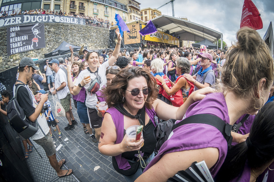Ondo girotuta iritsi dira kofradiak Flamenkara.