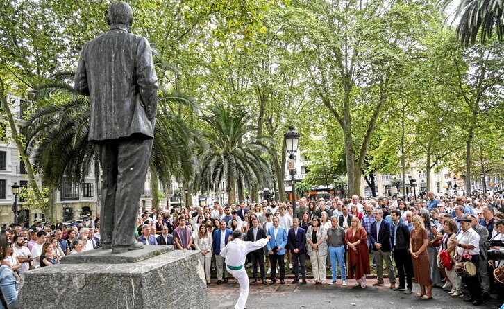 Acto de conmemoriación del 130 aniversario del PNV realizado ante la estatua de su fundador, Sabino Arana