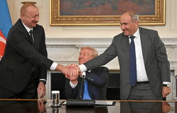 El líder azerí estrecha la mano de su homólogo armenio ante un exultante Trump.