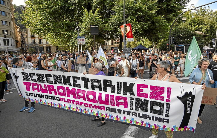 La cabecera de la movilización antitaurina de ayer en Donostia.