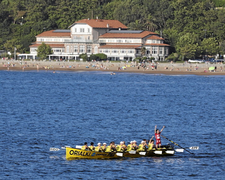 Orioko arraunlariak, aurreko estropada batean garaipen bat ospatzen.