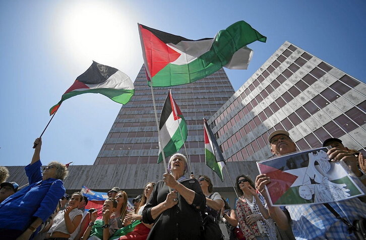 Bilboko Plaza Biribilean atzo egindako protestaren irudi bat.