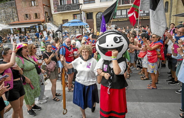 El formalismo en la ceremonia del cañonazo contrasta con el toque gamberro de Donostiako Piratak.