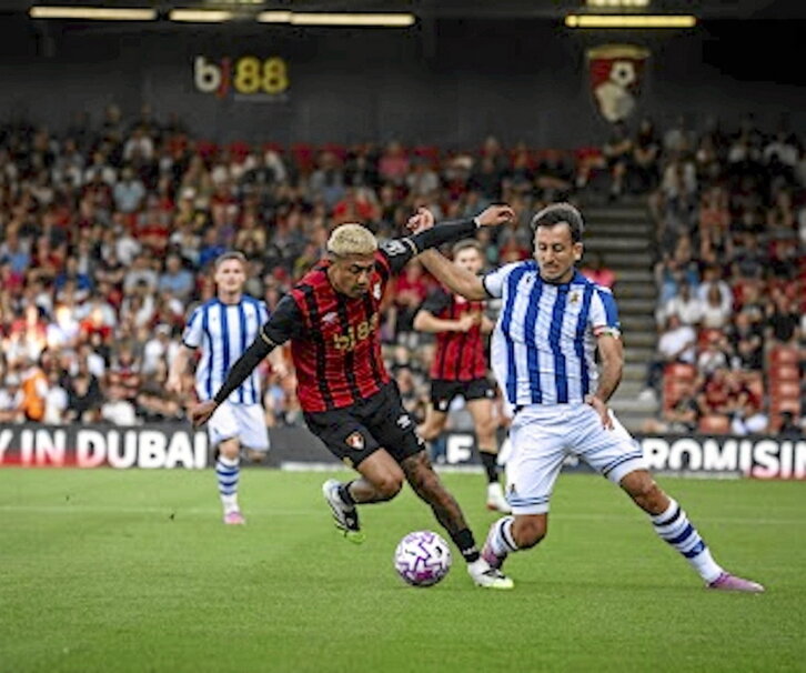 Mikel Oyarzabal, en una disputa de balón.