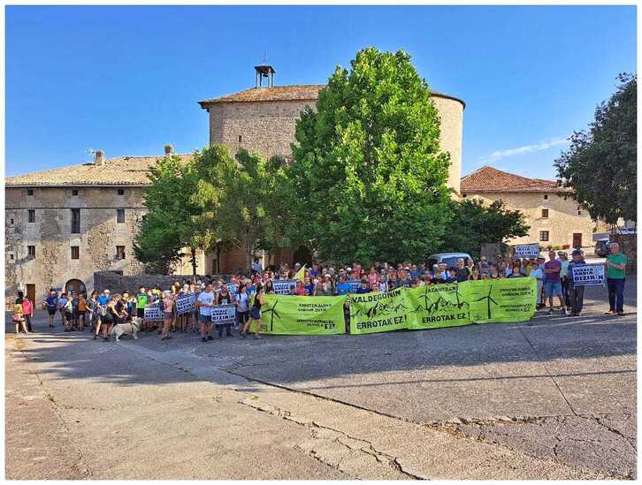 Poligono eolikoaren aurkako mendi martxa egin zuten Goñin.
