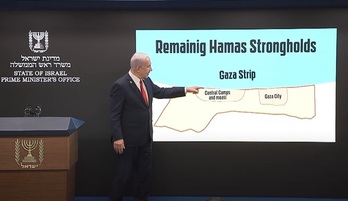 El primer ministro israelí,Benjamin Netanyahu, explica sus planes de ocupación ante un mapa de Gaza.