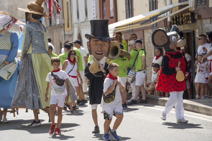 El calor no se lo está poniendo fácil a los cabezudos en fiestas de Agoitz.