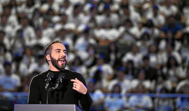 A la izquierda, Bukele gesticula mientras pronuncia un discurso ante estudiantes de Secundaria en el Gimnasio Nacional Adolfo Pineda. Arriba, imagen de la famosa prisión CECOT.