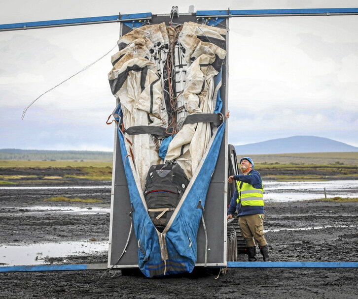 Padraic Doherty se prepara para lanzar una de las cometas Kitepower con las que genera energía.