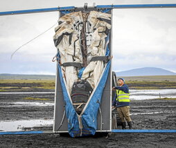 Padraic Doherty se prepara para lanzar una de las cometas Kitepower con las que genera energía.