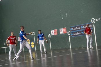 Mariezkurrena II se dispone a enviar la pelota muy atrás.