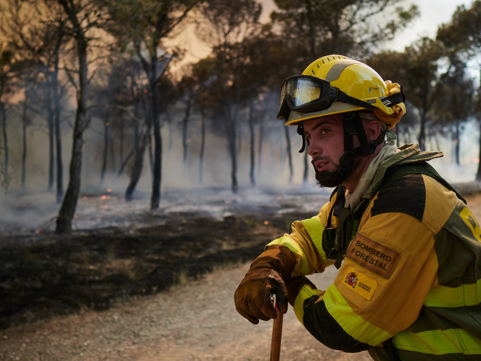 Un bombero descansa entre los rescoldos de las llamas. (Eduardo SANZ | EP)