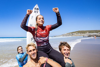 Annette Gonzalez Etxabarri, lagunen sorbalden gainean, garaipena eskuratu ostean.