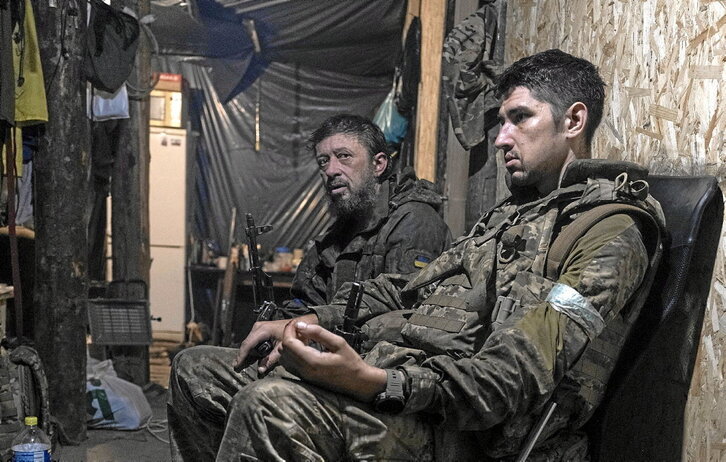 Soldados ucranianos de una brigada mecanizada descansan tras un operativo en la región de Donetsk.