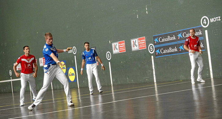 Mariezkurrena II se dispone a enviar la pelota muy atrás en el frontón de Sunbilla.
