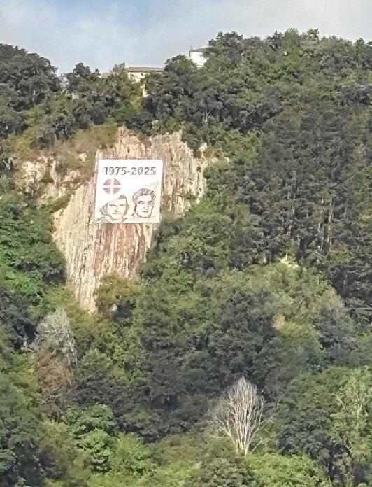 Santa Barbaran agertu zen pankarta.