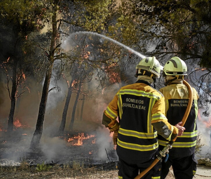 Bomberos luchando contra el incendio.