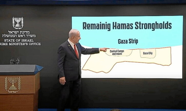 Benjamin Netanyahu explica sus planes en un mapa de Gaza.
