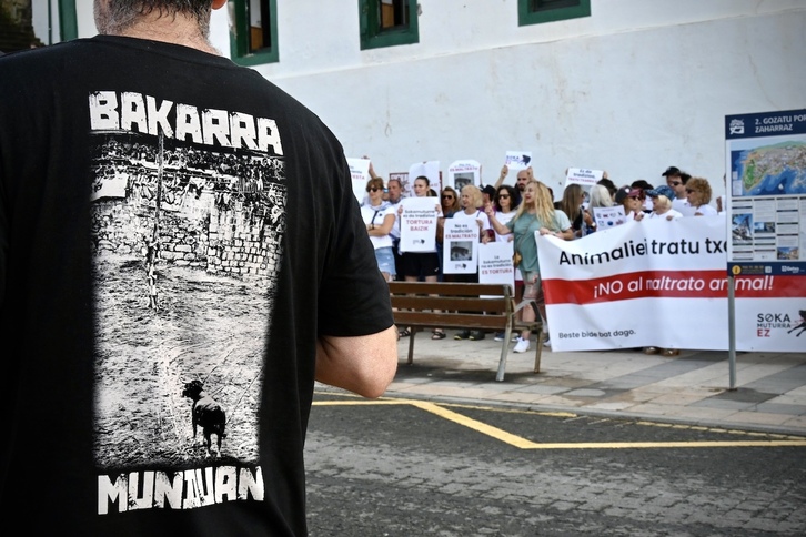 Concentración de Sokamuturra Ez en el Puerto Viejo de Algorta, ante los espectadores del acto.