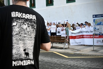 Concentración de Sokamuturra Ez en el Puerto Viejo de Algorta, ante los espectadores del acto.