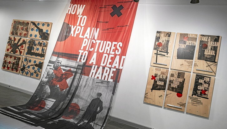 Vista general de la Sala Amárica y de la exposición «Frecuencias de fondo. Zu hemen zaude».