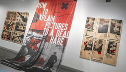 Vista general de la Sala Amárica y de la exposición «Frecuencias de fondo. Zu hemen zaude».