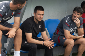 Alessio Lisci, con sus ayudantes, entre ellos el exportero rojillo Richard Sanzol, en el amistoso de Zubieta.