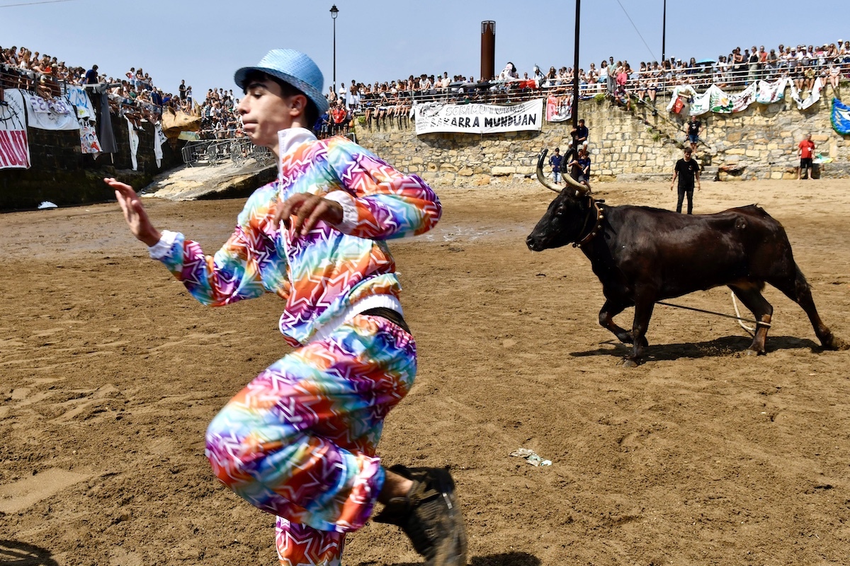 Espectáculo de sokamuturra en la playa del Puerto Viejo de Algorta. (Mikel MARTÍNEZ DE TRESPUENTES | FOKU)