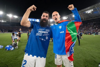 Villalibre, ahora cedido por el Alavés al Racing, y Guridi celebran el ascenso en el Ciutat de València.