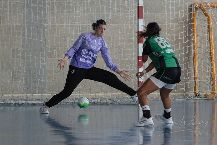 Wiggins Bera Berako atezaina, Beti Onak-en aurka geldialdi bat egiten.